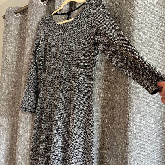 H&M fitted heathered black & white long sleeve dress with pockets - size Medium - Picture 2 of 9